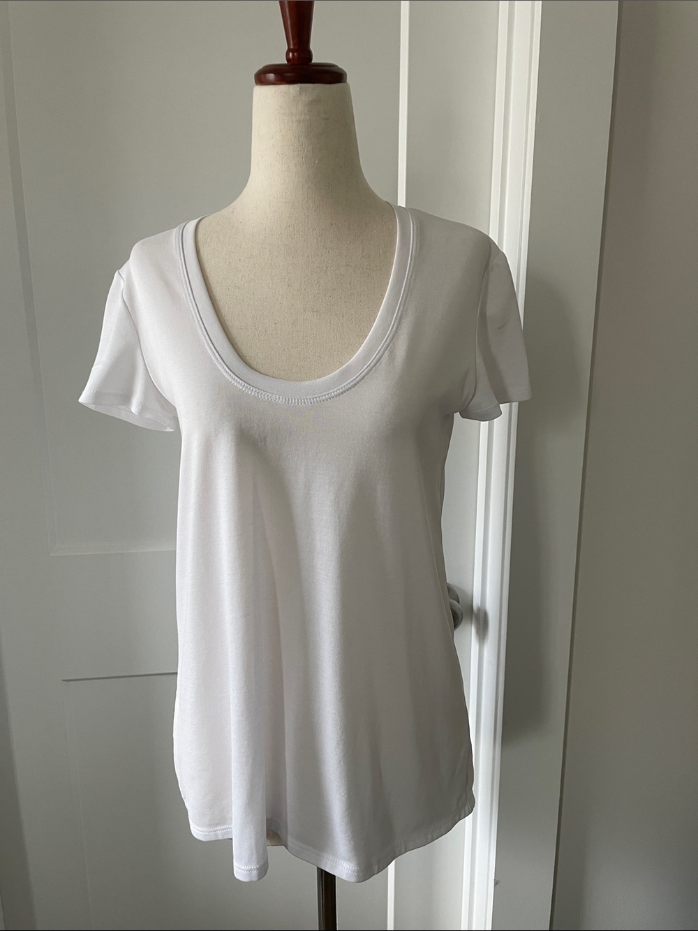 BCBGMaxAzria White Scoop Neck Short Sleeve Tee